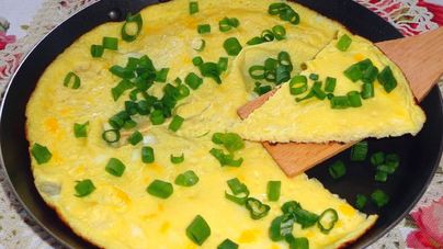 Омлет классический с молоком на сковороде