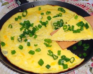 Омлет классический с молоком на сковороде