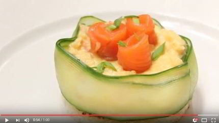 Омлет на пару с лососем с красивой подачей