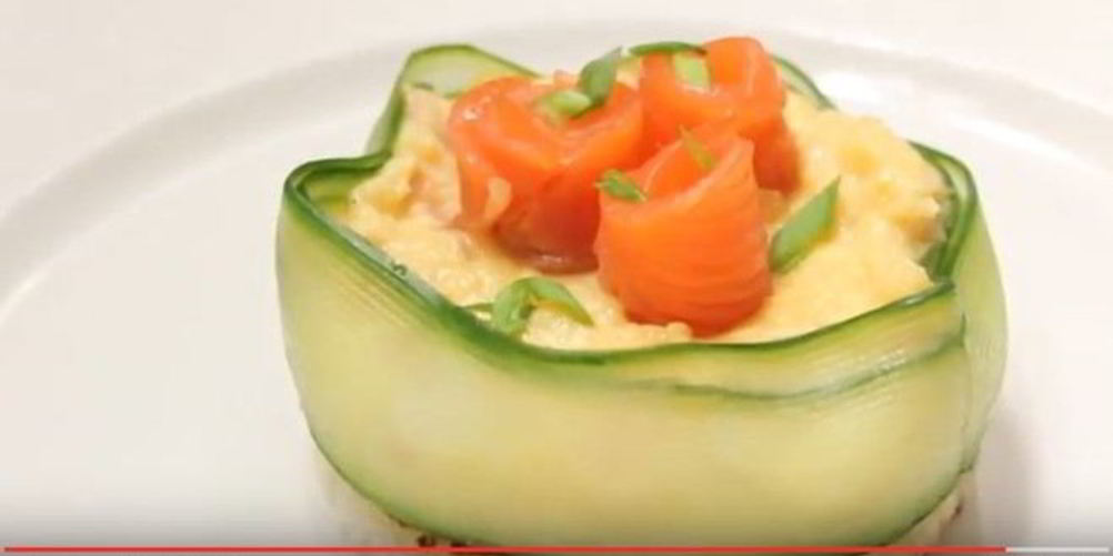 Рецепт омлет на пару с лососем с красивой подачей