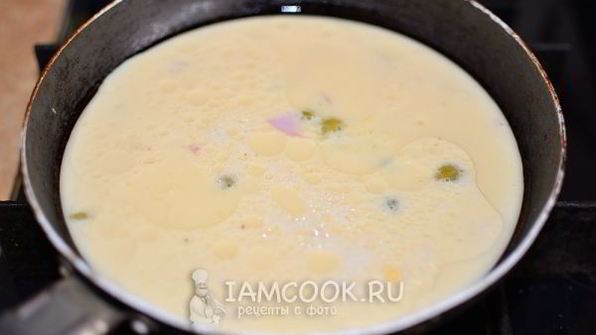 омлет на сковороде