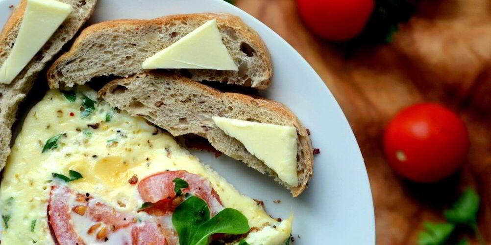 Рецепт омлет на сметане с томатами и сыром