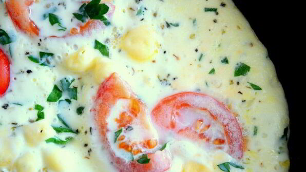 омлет на сметане с томатами и сыром