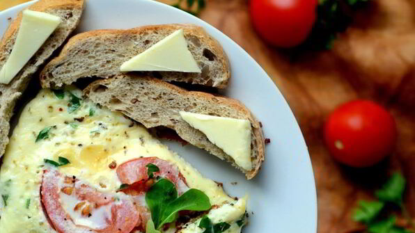 омлет на сметане с томатами и сыром