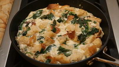 Омлет с гренками, брынзой и шпинатом