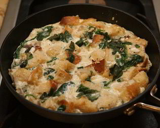 Омлет с гренками, брынзой и шпинатом