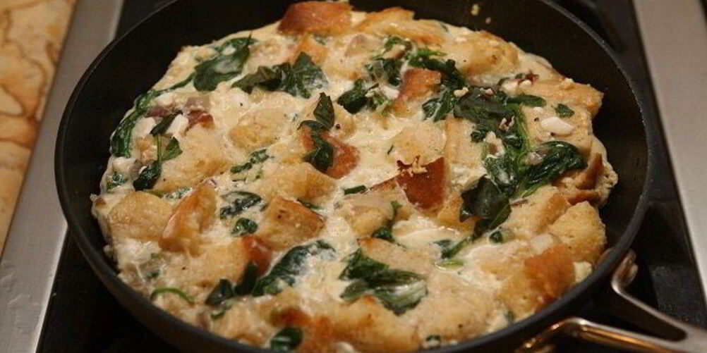 Рецепт омлет с гренками, брынзой и шпинатом