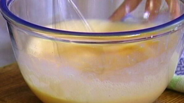 омлет с гренками, брынзой и шпинатом