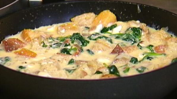 омлет с гренками, брынзой и шпинатом