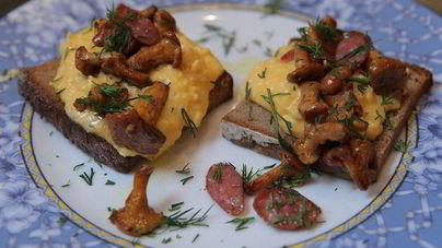 Омлет с грибами и охотничьими колбасками