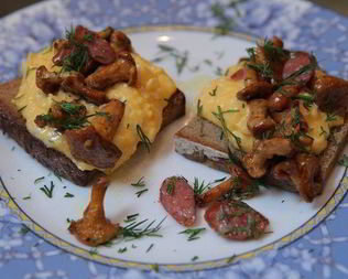 Омлет с грибами и охотничьими колбасками