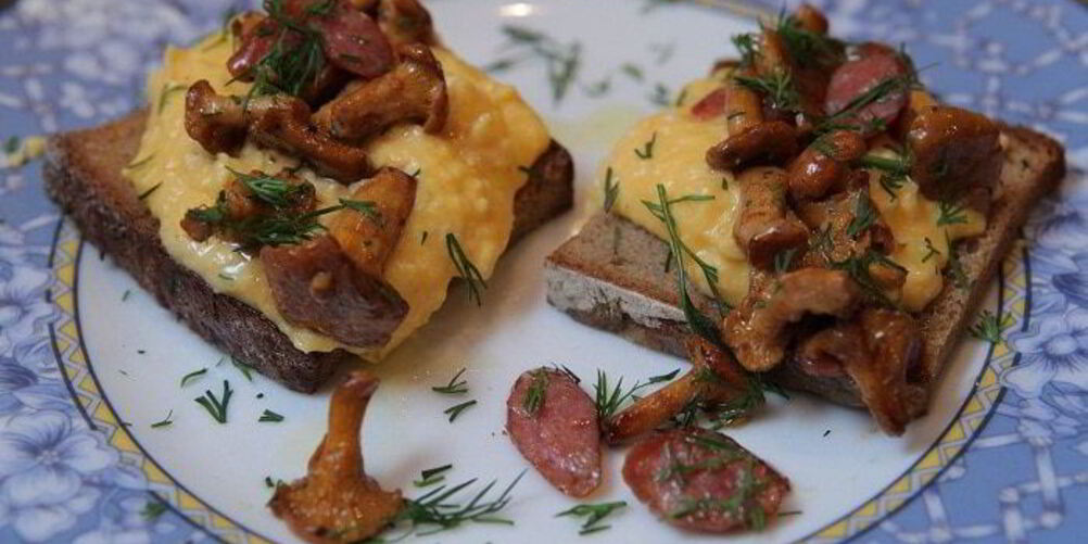 Рецепт омлет с грибами и охотничьими колбасками