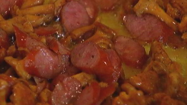 омлет с грибами и охотничьими колбасками