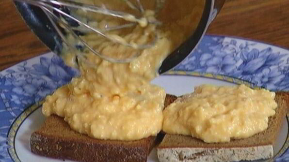 омлет с грибами и охотничьими колбасками