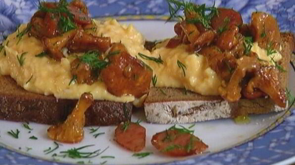 омлет с грибами и охотничьими колбасками