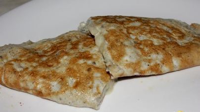 Омлет с грушей и сыром Дор блю