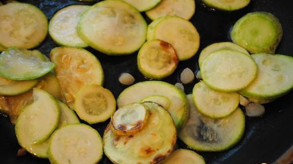 омлет с кабачками и чесноком