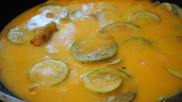 омлет с кабачками и чесноком