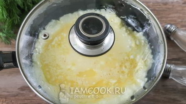омлет с майонезом на сковороде
