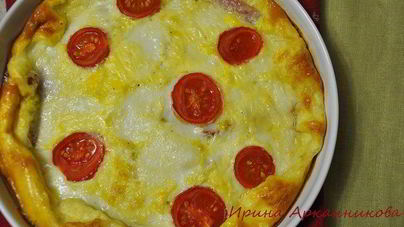 Омлет с моцареллой, беконом и помидорами