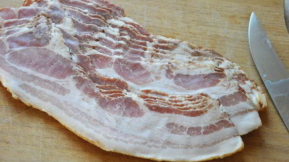 омлет с моцареллой, беконом и помидорами