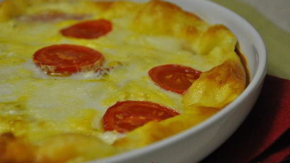 омлет с моцареллой, беконом и помидорами