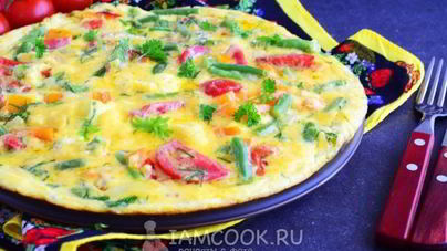 Омлет с овощами на сковороде