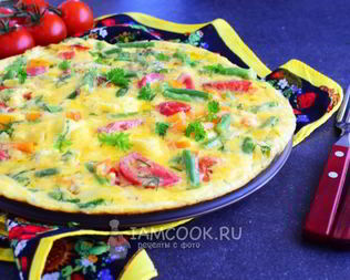 Омлет с овощами на сковороде