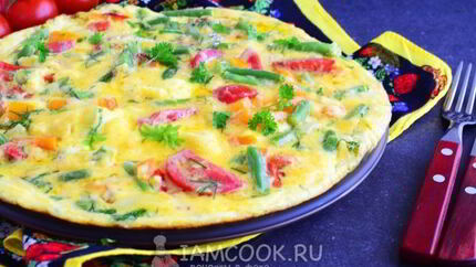 Омлет с овощами на сковороде