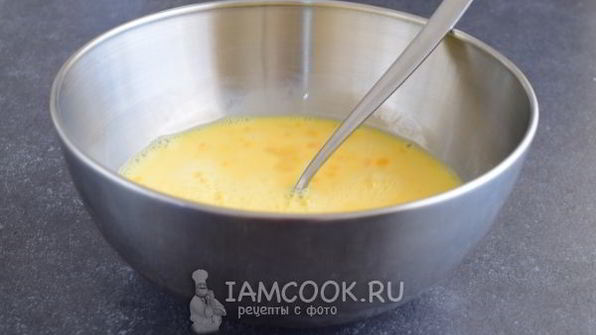 омлет с овощами на сковороде