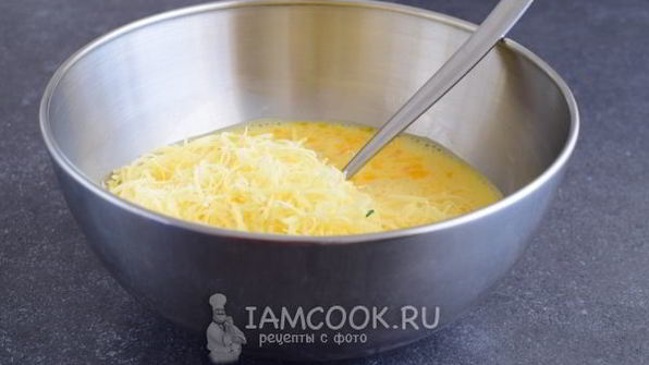 омлет с овощами на сковороде