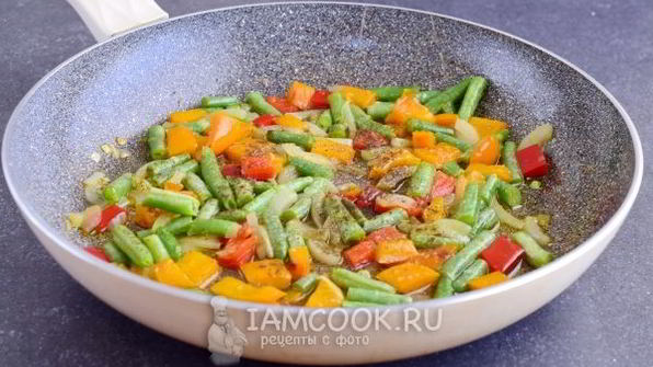 омлет с овощами на сковороде