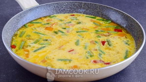 омлет с овощами на сковороде