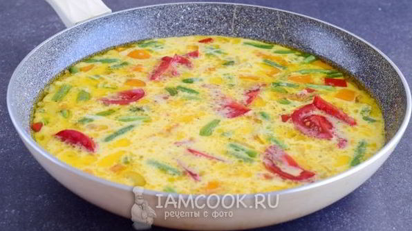 омлет с овощами на сковороде