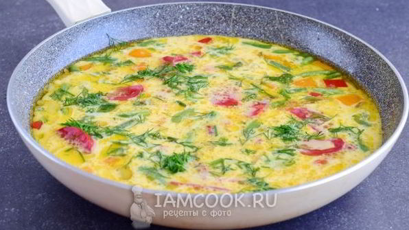 омлет с овощами на сковороде