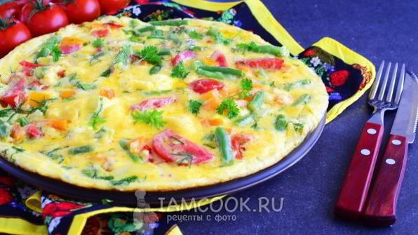 омлет с овощами на сковороде