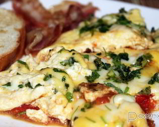 Омлет с помидорами и сыром