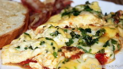 Омлет с помидорами и сыром