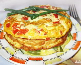 Омлет с тунцом и помидорами