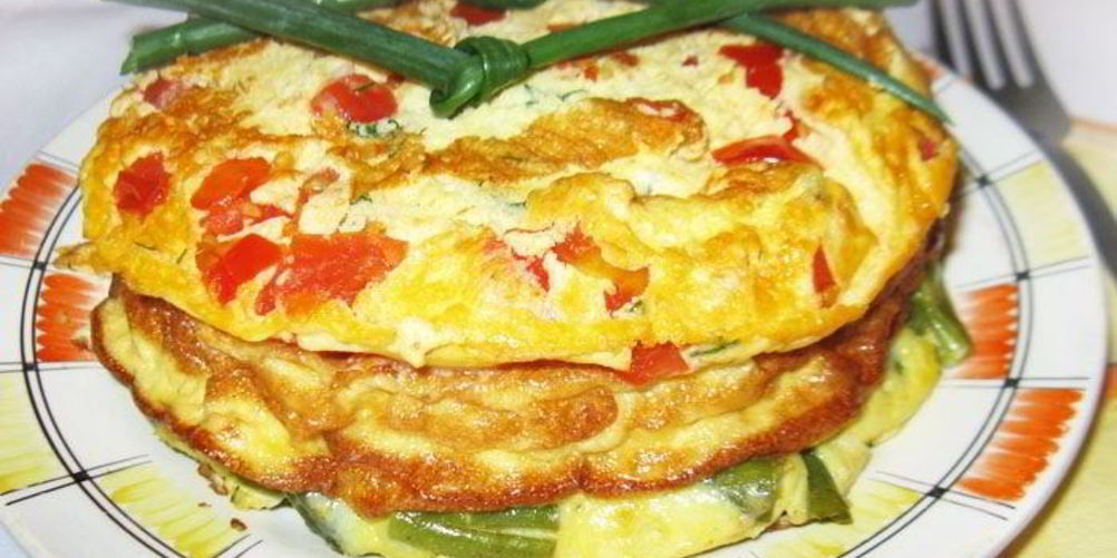 Рецепт омлет с тунцом и помидорами