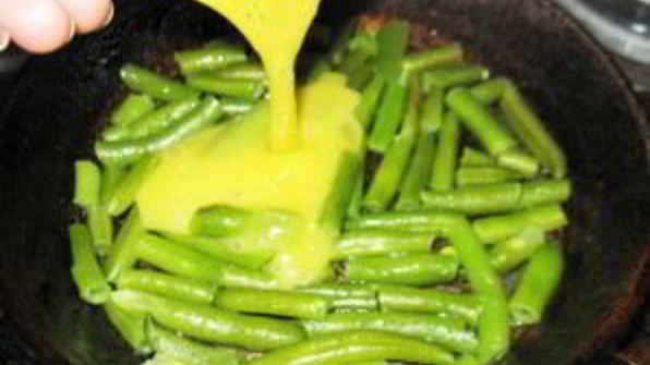 омлет с тунцом и помидорами