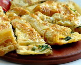 Омлет с тыквой, карамелизованным луком, горгонзолой и шалфеем