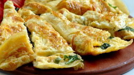 Омлет с тыквой, карамелизованным луком, горгонзолой и шалфеем