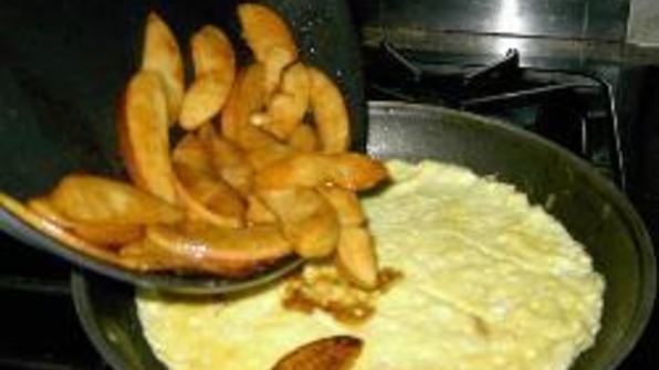 омлет с яблоками