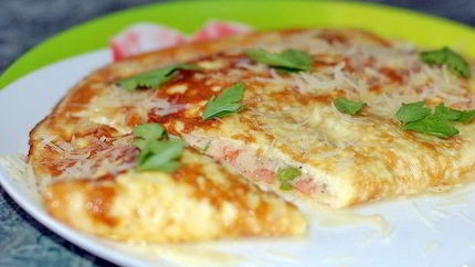 Омлет с зеленью и помидорами