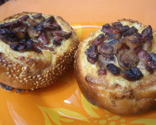 Омлет в булочке с шампиньонами и колбаской