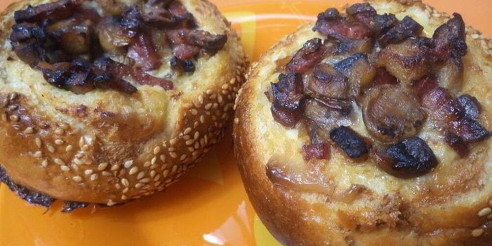 Рецепт омлет в булочке с шампиньонами и колбаской