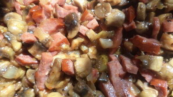 омлет в булочке с шампиньонами и колбаской