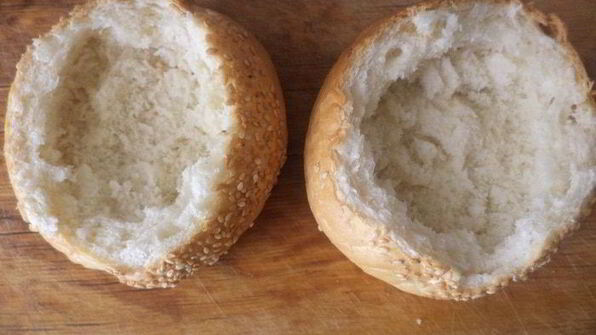 омлет в булочке с шампиньонами и колбаской