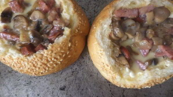 омлет в булочке с шампиньонами и колбаской